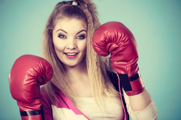 Grappig Blond Meisje Vrouwelijke Bokser Groot Plezier Rood Handschoenen Spelen — Stockfoto