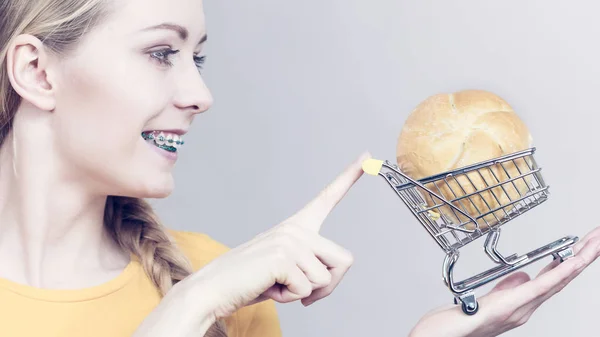 购买面筋食品的概念 拿着购物车的妇女手推车 车上有一小块儿面包面包包 — 图库照片