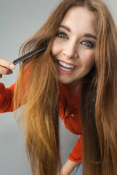 Feliz Engraçado Adolescente Mulher Pentear Seu Longo Cabelo Castanho Mostrando — Fotografia de Stock