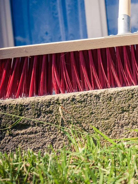 Persona Que Usa Una Escoba Grande Para Limpiar Patio Trasero — Foto de Stock