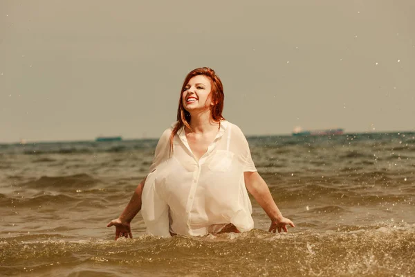 Pret Van Zomer Recreatie Buiten Concept Roodharige Volwassen Vrouw Spelen — Stockfoto