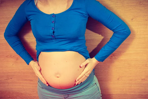 Ebeveynlik Bebek Kavramı Için Bekliyor Yetişkin Kadın Ahşap Yerde Yatarken — Stok fotoğraf