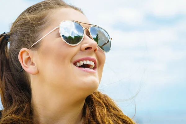 Mujer Adolescente Feliz Disfrutando Tiempo Libre Mujer Que Tiene Pelo —  Fotos de Stock