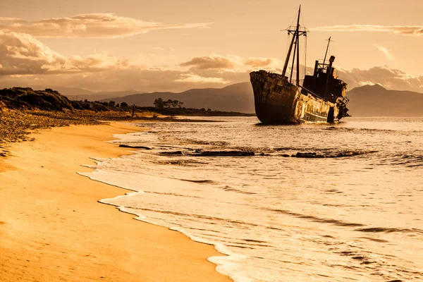 Ein Altes Verlassenes Schiffswrack Ein Gesunkenes Boot Stehen Der Küste — Stockfoto