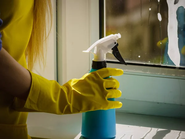 Kvinnlig Hand Gula Handskar Rengöringsfönster Ruta Med Trasa Och Sprayrengöringsmedel — Stockfoto