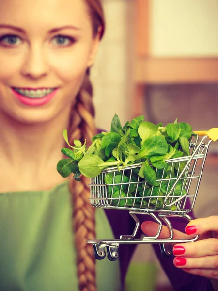 Att Köpa Friska Bantning Matkoncept Kvinna Köket Med Många Gröna — Stockfoto