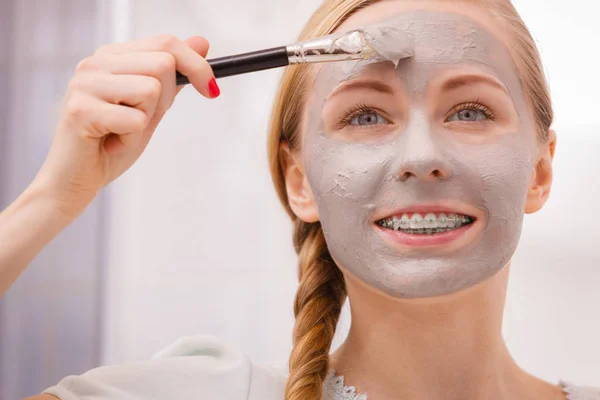 Hautpflege Junge Frau Trägt Mit Pinsel Graue Lehmmaske Auf Ihr — Stockfoto