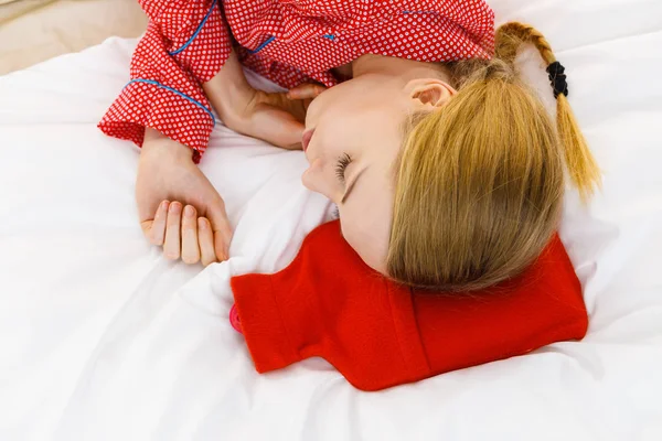 Femme Couchée Sur Lit Dormant Avec Une Bouillotte Chaude Rouge — Photo