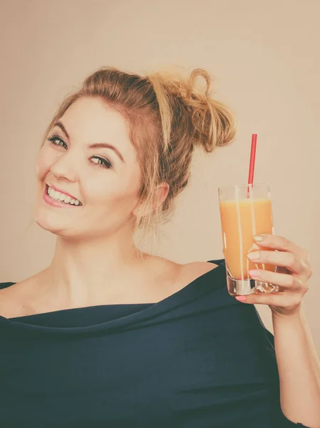 Mujer Feliz Sosteniendo Zumo Pomelo Naranja Fresca Concepto Batidos Saludables —  Fotos de Stock