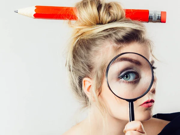 Blond Vrouw Houden Vergrootglas Onderzoeken Iets Zoek Naar Een Oplossing — Stockfoto