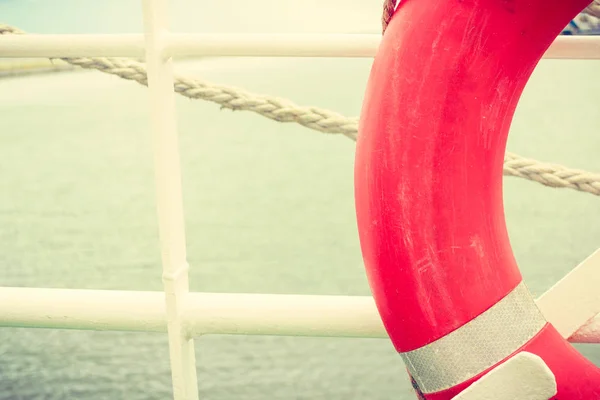 Gedetailleerde Close Onderdeel Van Redding Ring Rode Reddingsboei Zeilboot Tijdens — Stockfoto