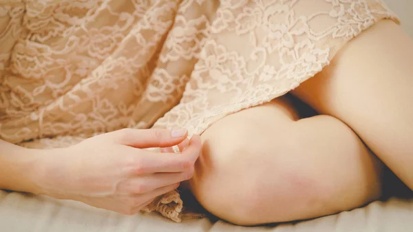 Nierozpoznawalna Kobieta Krótkich Lekkich Nogach Sukienki Leżąca Kanapie Relaksująca Część — Zdjęcie stockowe