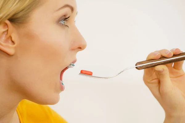 Giovane Donna Che Prende Pillole Mangia Una Medicina Sulla Forchetta — Foto Stock