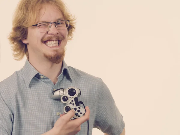 Nerd Geek Jovem Adulto Homem Jogando Console Vídeo Segurando Almofada — Fotografia de Stock