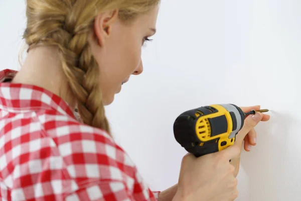 Frau Mit Gelbem Bohrer Begriff Etwas Bohren Hardware Baustellenkonzept — Stockfoto