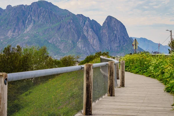 Loopbrug Bergen Landschap Noorse Reine Village Lofoten Eilanden Noorwegen Reisbestemming — Stockfoto