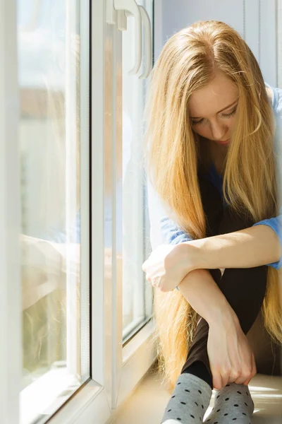 Üzgün Depresif Genç Genç Kadın Pencere Embriyonal Pozisyonda Oturan Sosyal — Stok fotoğraf