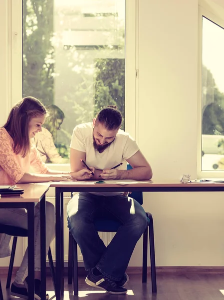 Zwei Studenten Sitzen Konzept Der Klassenplanung Studieren Gemeinsam Und Schaffen — Stockfoto