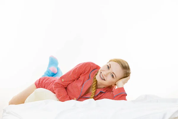 Luiheid Ontspannen Concept Lachende Positieve Tiener Meisje Bed Lui Jeugdige — Stockfoto