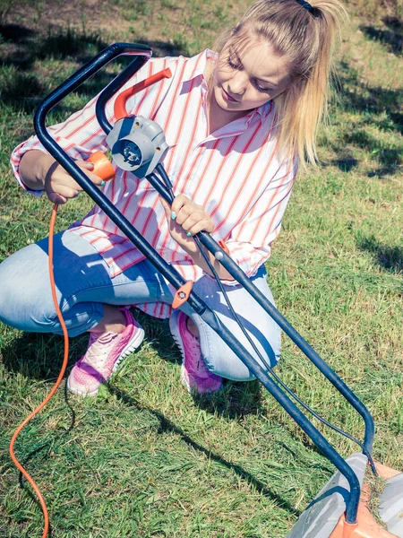 Gartenarbeit Gartenpflege Landwirtschaftliches Konzept Frau Mäht Bei Sonnigem Tag Grünen — Stockfoto