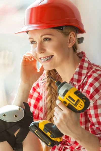 Young Determinated Woman Using Drill Doing Home Renovation Female Construction — Stock Photo, Image