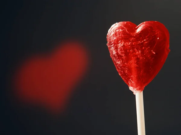 Dulce Corazón Rojo Caramelo Palo Sobre Fondo Oscuro Con Efecto —  Fotos de Stock