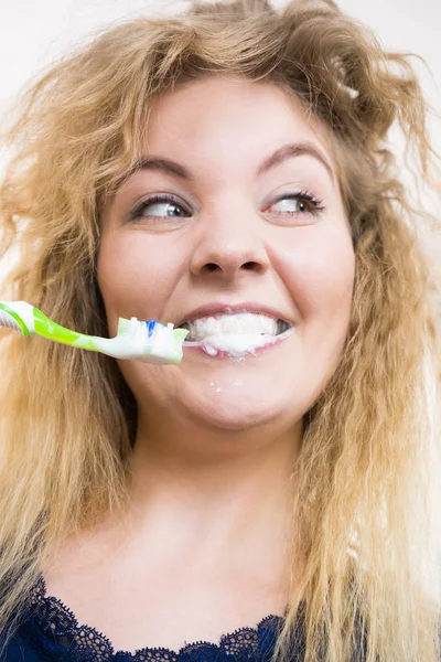 Frau Beim Zähneputzen Positives Mädchen Mit Zahnbürste Mundhygiene Studioaufnahme Auf — Stockfoto