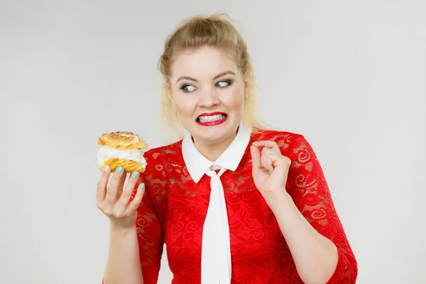 Skeptical Woman Holding Choux Puff Cream Flavour Having Disgusted Face — Stock Photo, Image