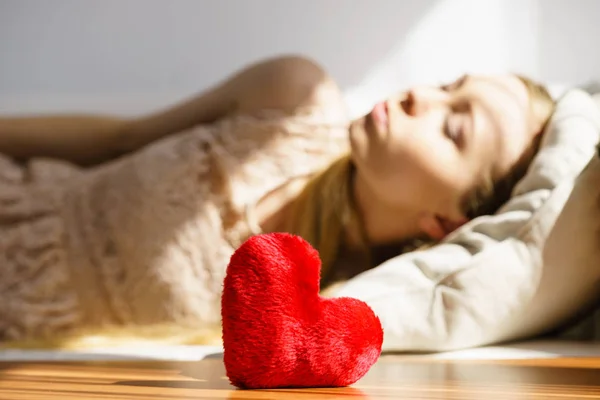 Üzgün Yalnız Kadın Kırmızı Kalp Şeklinde Yalnız Sevgililer Gününde Birini — Stok fotoğraf
