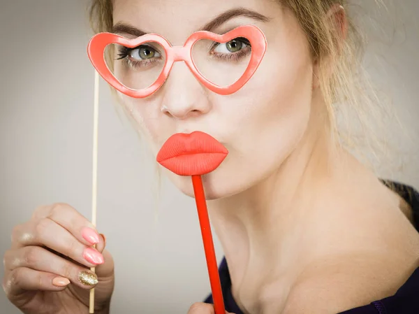 Mujer Rubia Feliz Sosteniendo Accesorios Carnaval Labios Rojos Falsos Palo Imágenes De Stock Sin Royalties Gratis