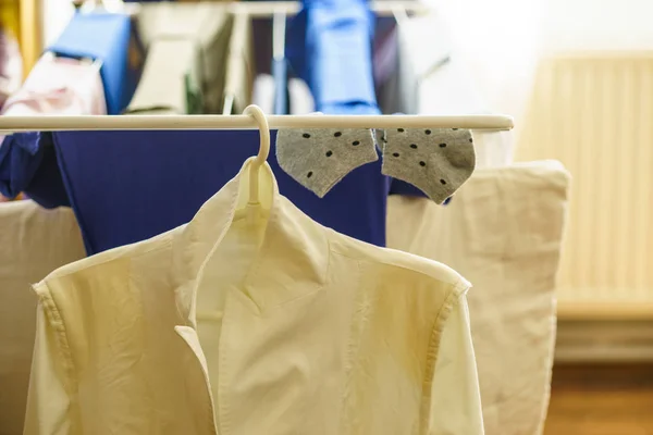 Viele Bunte Kleidungsstücke Auf Wäscheständer Nach Wäsche Clean Home Interior — Stockfoto