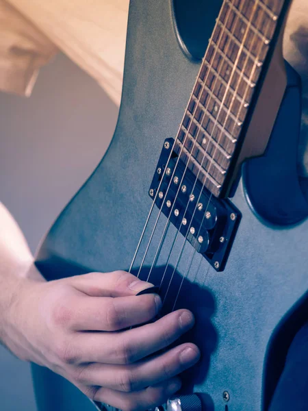 ギグ中や音楽スタジオでエレキギターを弾いている男のクローズアップ 趣味のコンセプト — ストック写真