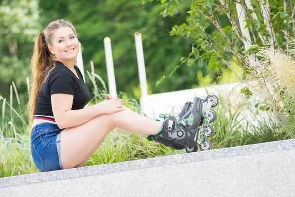 Vrouw Dragen Rolschaatsen Park Zit Vrouwelijke Ontspannen Een Lange Rit — Stockfoto