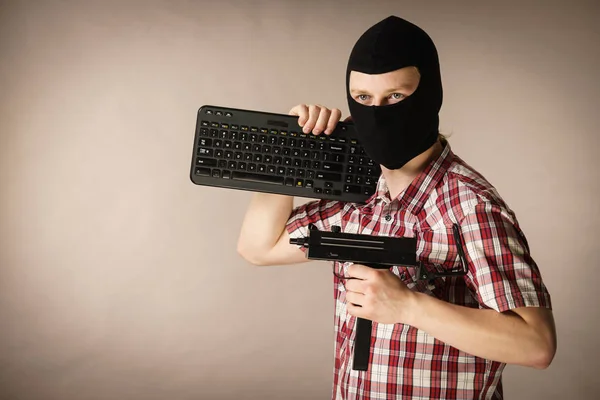 Verrückter Hacker Mann Unbekannter Mit Schwarzer Sturmhaube Computertastatur Und Waffe — Stockfoto