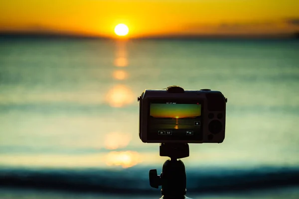 Profesionální Fotoaparát Pořizující Snímek Východu Slunce Nad Mořskou Hladinou Řecko — Stock fotografie