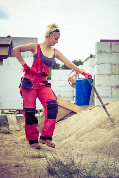 Женщина Работающая Лопатой Стоящая Промышленной Стройке Усердно Работающая Над Ремонтом — стоковое фото