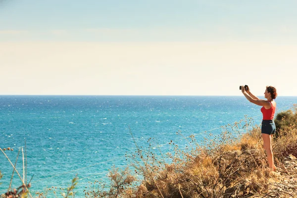 Turista Aventurera Mujer Adulta Explorar Naturaleza Tomar Fotos Con Cámara — Foto de Stock