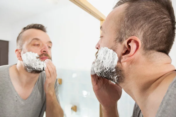 Homme Préparant Ses Poils Visage Avant Couper Barbe Appliquer Mousse — Photo