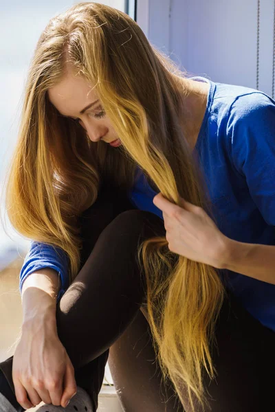Nsanlar Yalnızlık Kavramı Yalnız Üzücü Sorunlu Genç Kadın Uzun Saçlı — Stok fotoğraf