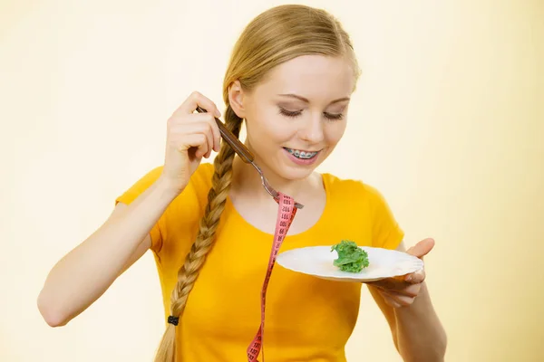 Felice Giovane Donna Sorridente Che Sta Mangiare Lattuga Tenendo Piatto — Foto Stock