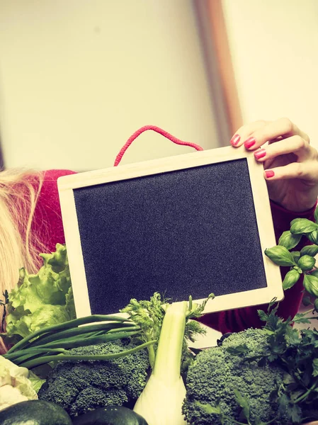 부엌의 여자는 건강에 채식주의자인 요리하려고 야채를 가지고 있으며 복사를 칠판을 — 스톡 사진