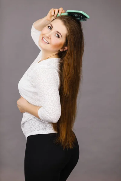 Haircare Conceito Penteado Manhã Mulher Feliz Escovando Seu Longo Cabelo — Fotografia de Stock