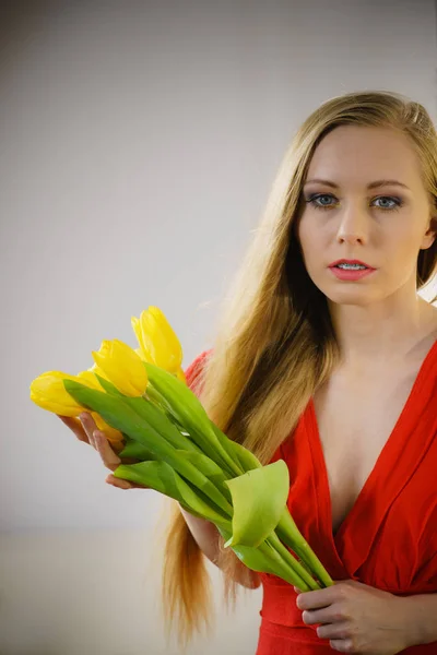 Mooie Jonge Vrouw Lang Blond Haar Met Gele Tulpen — Stockfoto