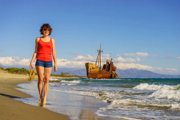 Libertà Viaggio Donna Turista Matura Che Cammina Sulla Spiaggia Godendo — Foto Stock