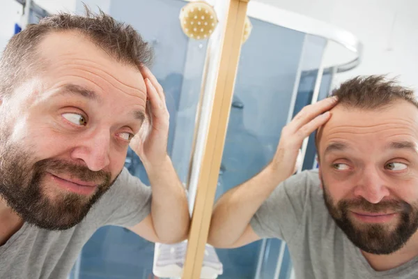 Homem Feliz Olhar Para Cabelo Espelho Casa Banho Vendo Melhoria — Fotografia de Stock