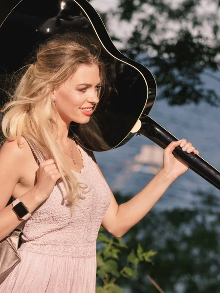 Hippie Zoek Jonge Volwassen Vrouw Dragen Zigeuner Outfit Met Akoestische — Stockfoto