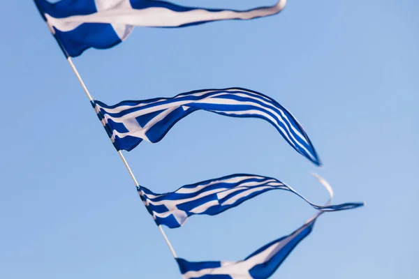 문자열에 흔들며 그리스 플래그입니다 그리스 랜드마크 — 스톡 사진