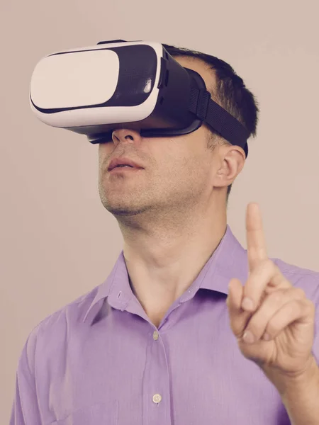 Hombre Negocios Con Gafas Realidad Virtual Auriculares Caja Conexión Tecnología — Foto de Stock