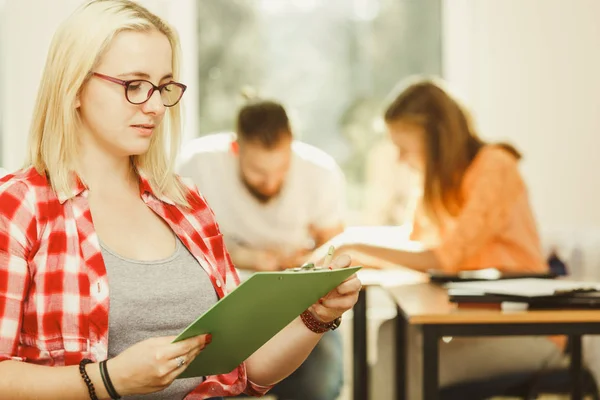 Vzdělání Vysoké Školy Týmová Práce Lidé Koncept Student Dívka Notebookem — Stock fotografie