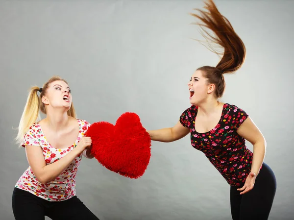 Zwei Aggressive Junge Frauen Teenageralter Die Sich Streiten Und Herzförmige — Stockfoto